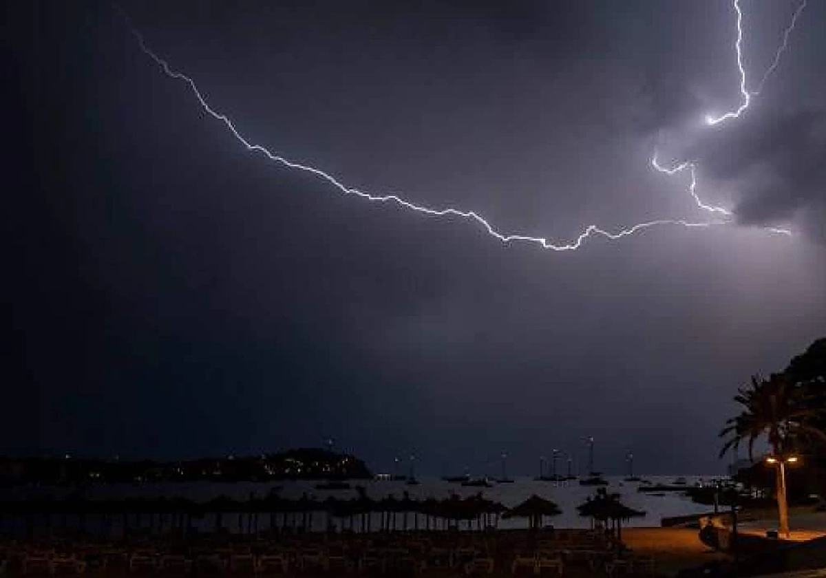 Hay avisos por fenómenos costeros en Granada y Almería.