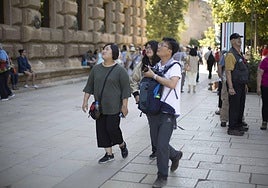 Un grupo de turistas asiático visita la Alhambra.