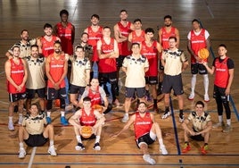 La plantilla del Covirán posa de forma desenfadada en el Estadio.