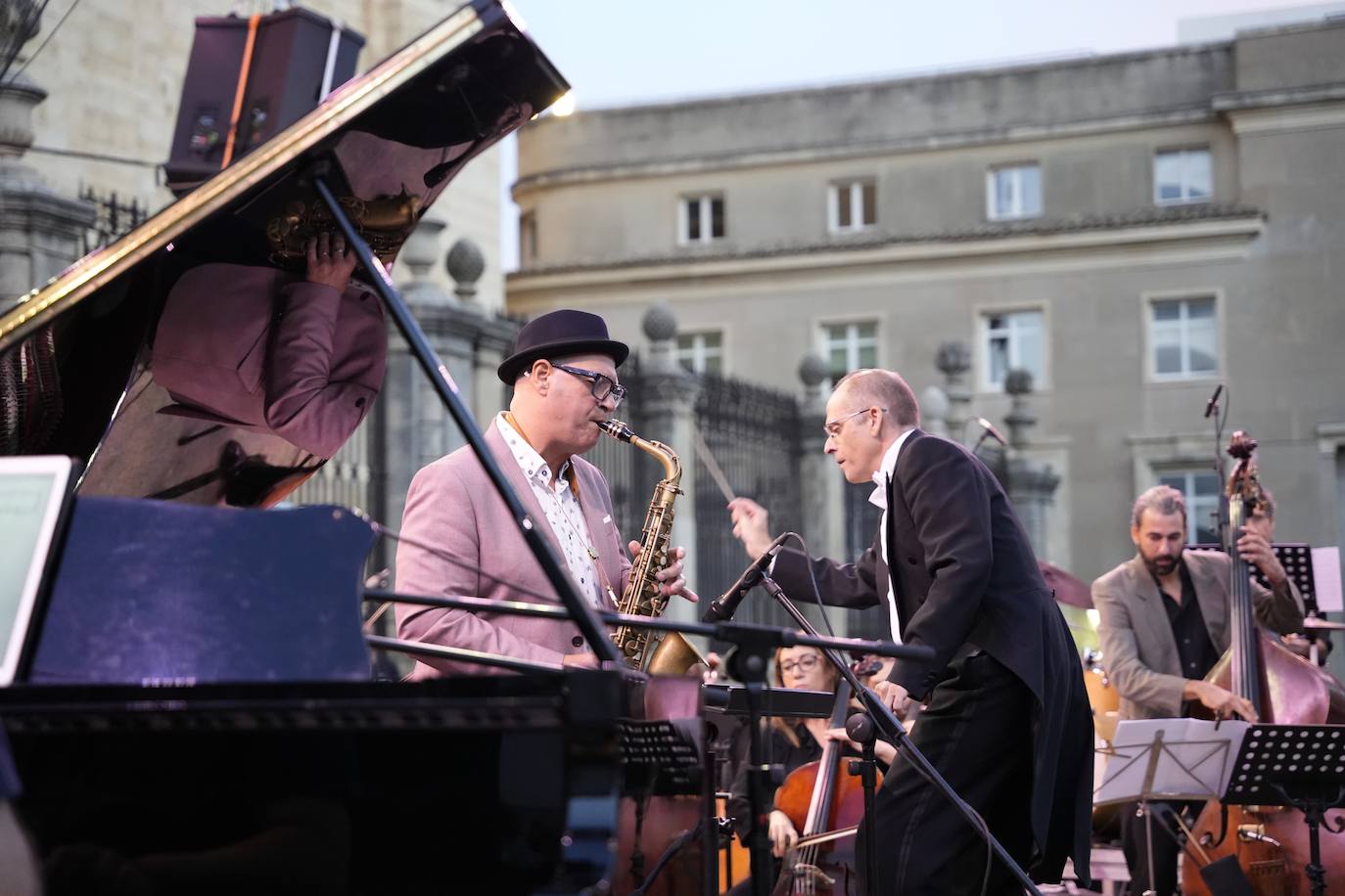 Uno de los momentos del concierto en la plaza de Santa María.