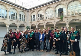 Foto de familia de las autoridades con los tunos.