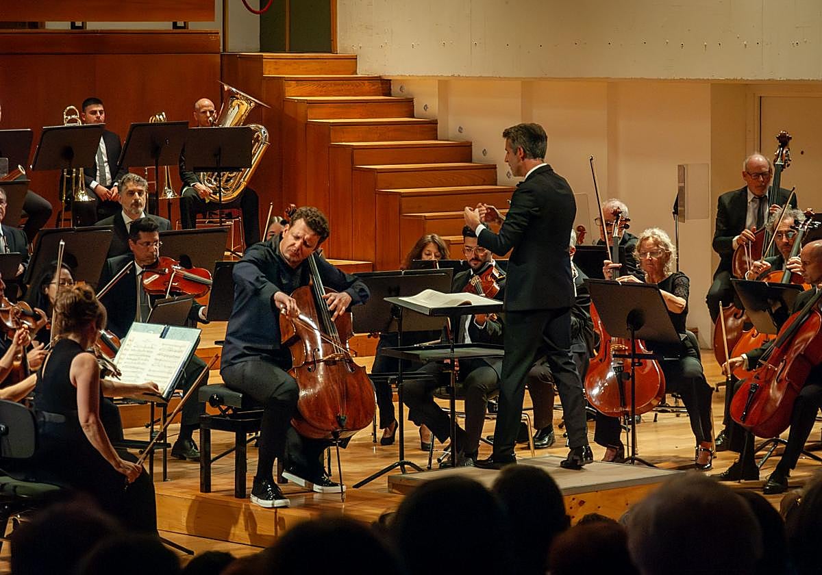 La orquesta, en el escenario del Falla.
