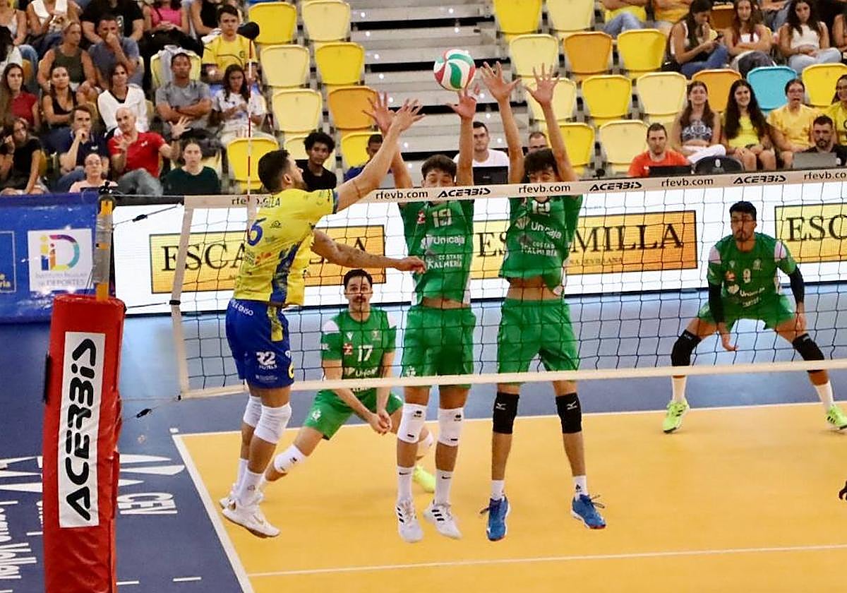 Walla Souza intenta superar el bloqueo de Filip y de Tarrazo.