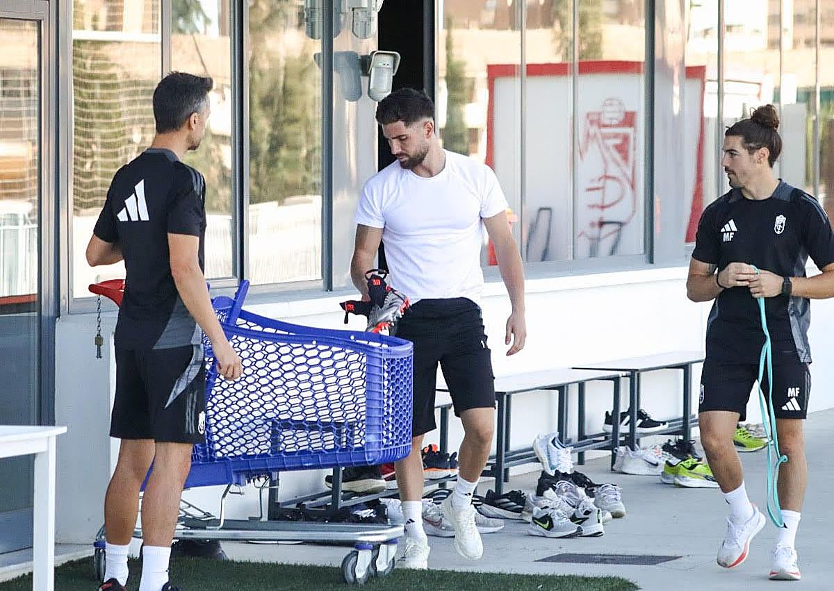 Imagen secundaria 1 - Arriba, Lucas Boyé con el readaptador. Abajo a la izquierda, Zidane antes de ponerse las botas. A la derecha, Neva viendo el entrenamiento. 