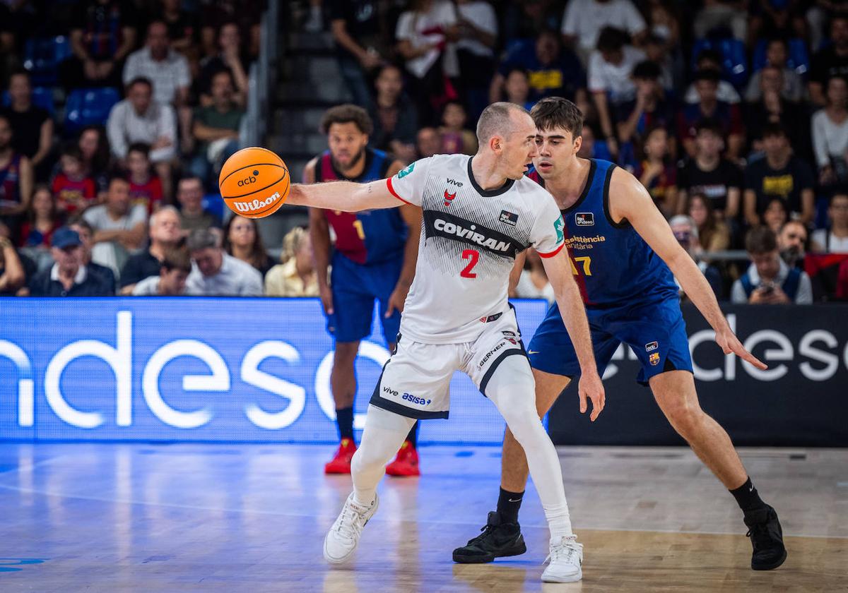 Jonathan Rousselle bota ante Juan Núñez en el Palau.