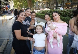 Adriano, en brazos de su madre y rodeado de toda su familia, en la Carrera de la Virgen.