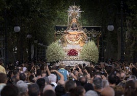 La Virgen de las Angustias procesiona por Granada.