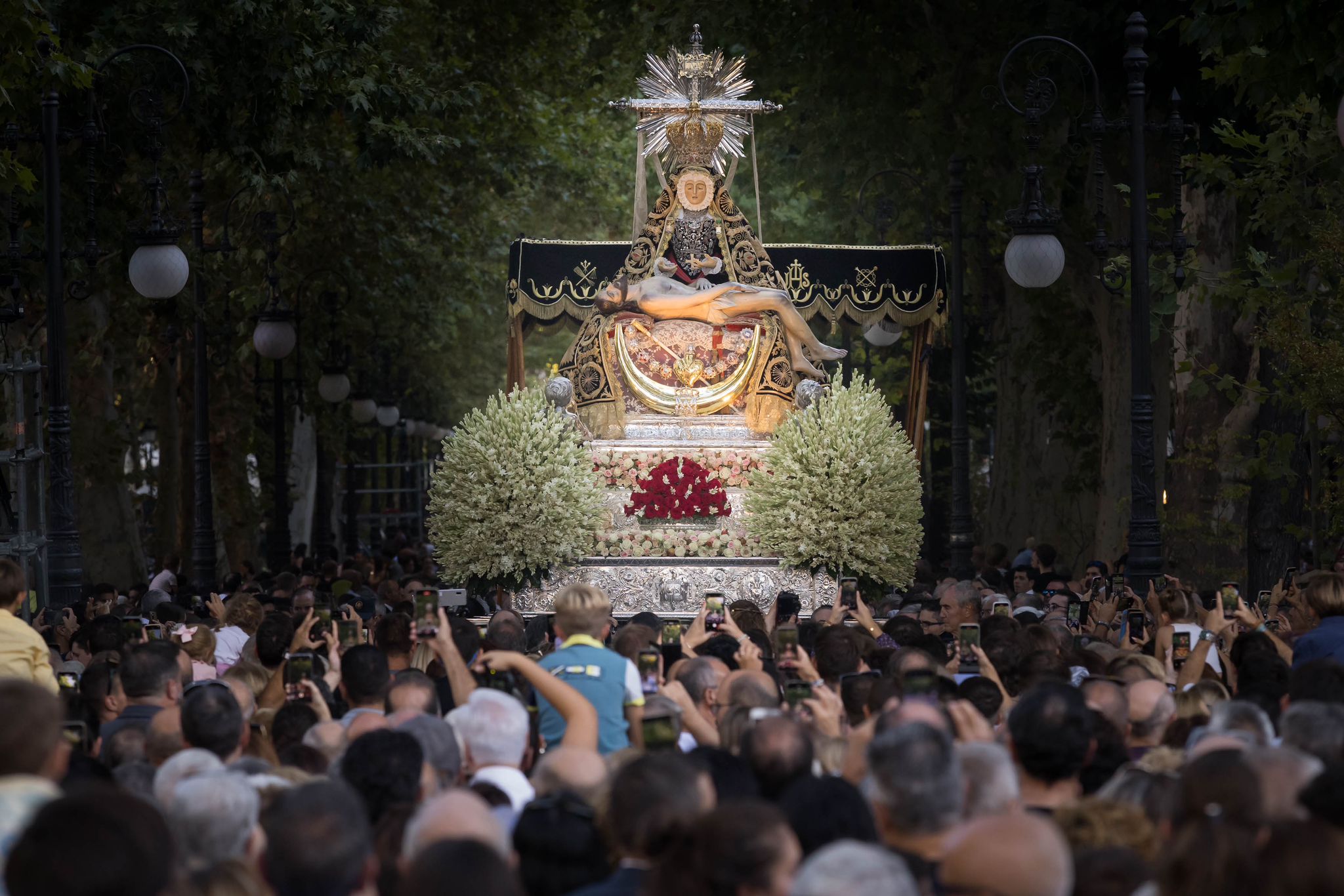 La Virgen de las Angustias procesiona por Granada.