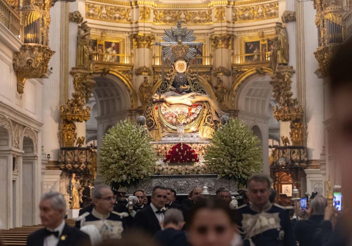 Las mejores imágenes de la procesión de las Virgen de las Angustias