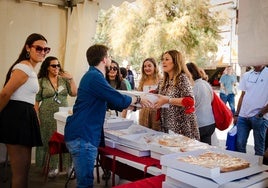 Los puestos de tortas y frutos de otoño alrededor de la Fuente de las Batallas este domingo de septiembre.