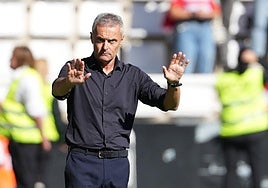 Fran Escribá pide calma a sus futbolistas en El Plantío.