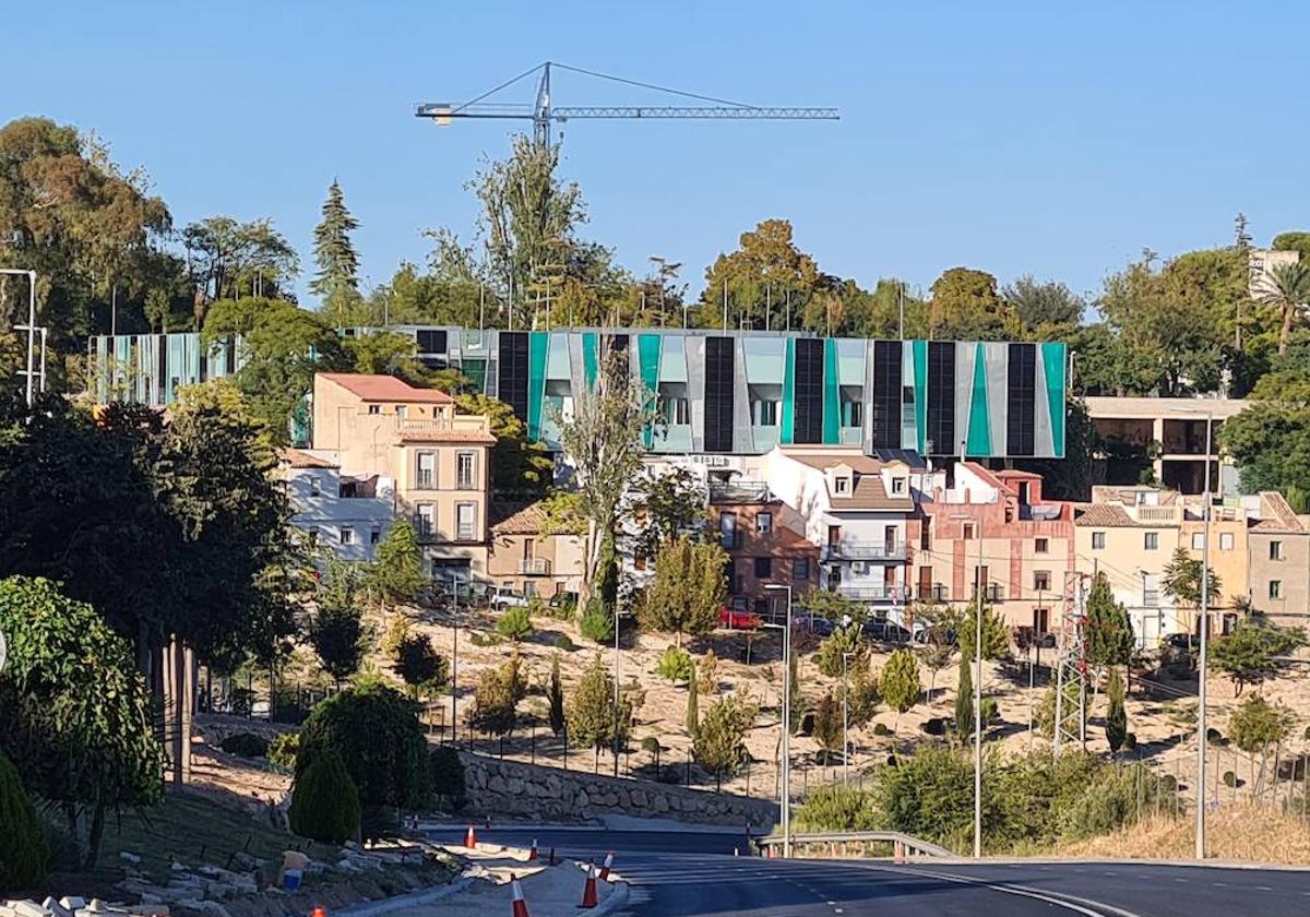 Edificio en obras del centro de salud Alameda, desde la Ronda Sur, ayer.