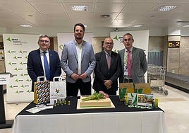 El diputado de Promoción y Turismo ha asistido junto con el subdelegado del Gobierno a la llegada del primer avión procedente de Países Bajos al aeropuerto Granada-Jaén.