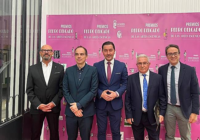 De izquierda a derecha, Joaquín Blanco, presentador de la gala; Alberto Conejero, premio nacional; Cristóbal Pérez, alcalde de La Carolina; Antonio Ramos, premio local.