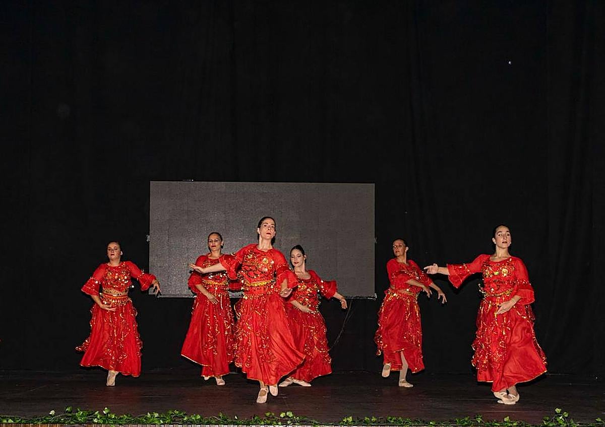 Imagen secundaria 1 - Distintas actuaciones durante la gala.