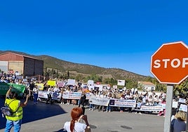 Concentración el pasado domingo en Aldeire por la muerte del felino.