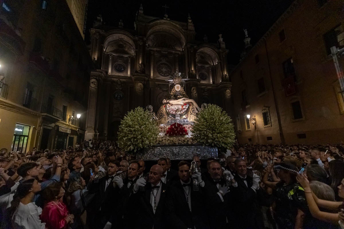 Las mejores imágenes de la procesión de las Virgen de las Angustias