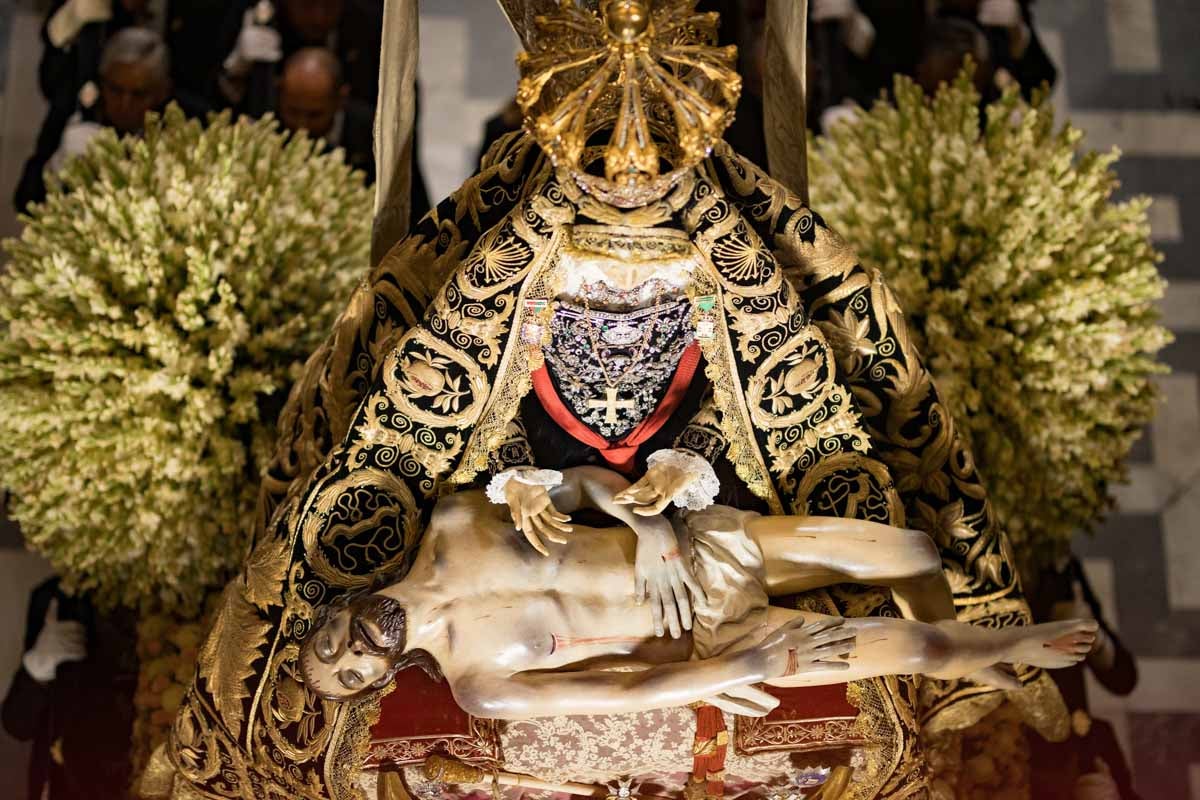 Las mejores imágenes de la procesión de las Virgen de las Angustias