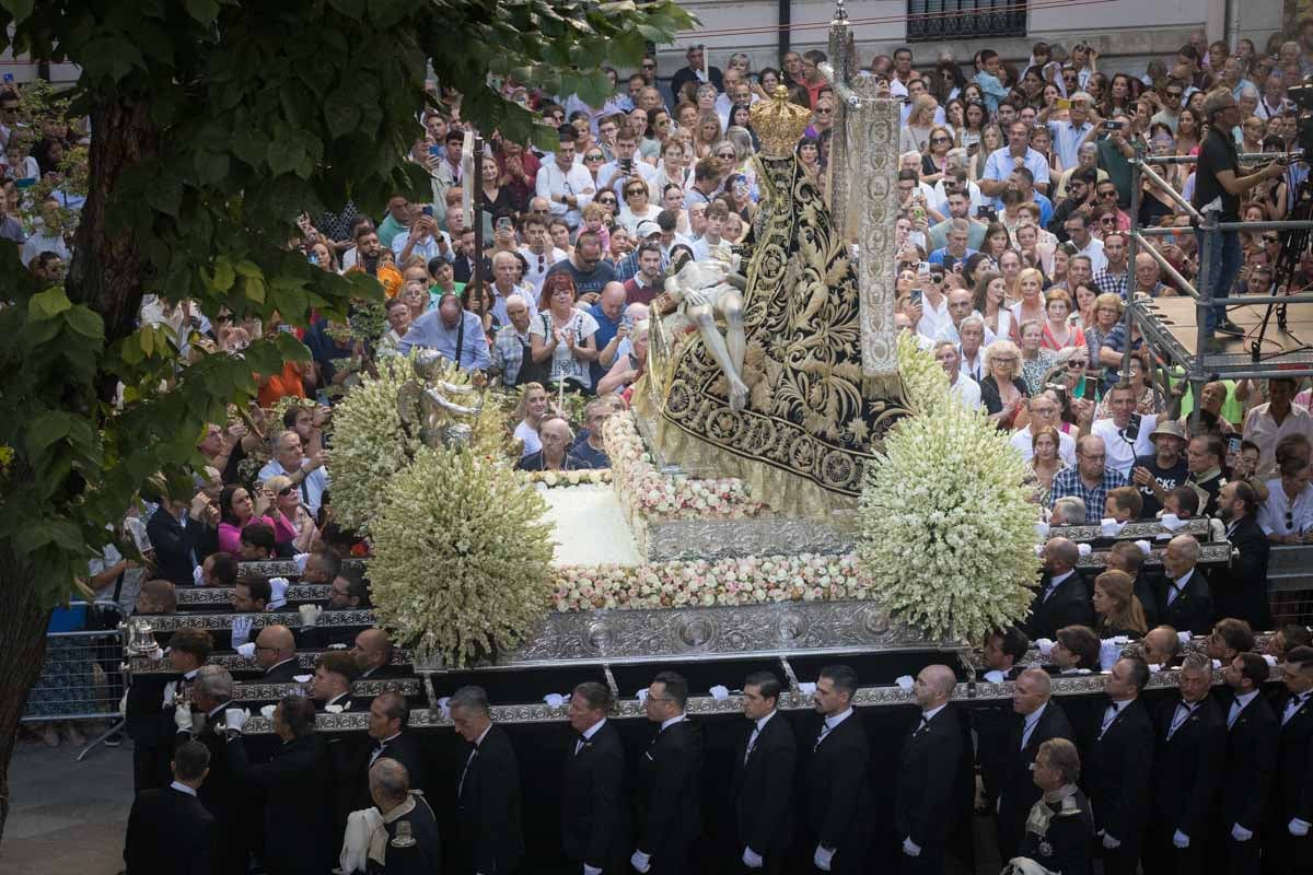 Las mejores imágenes de la procesión de las Virgen de las Angustias