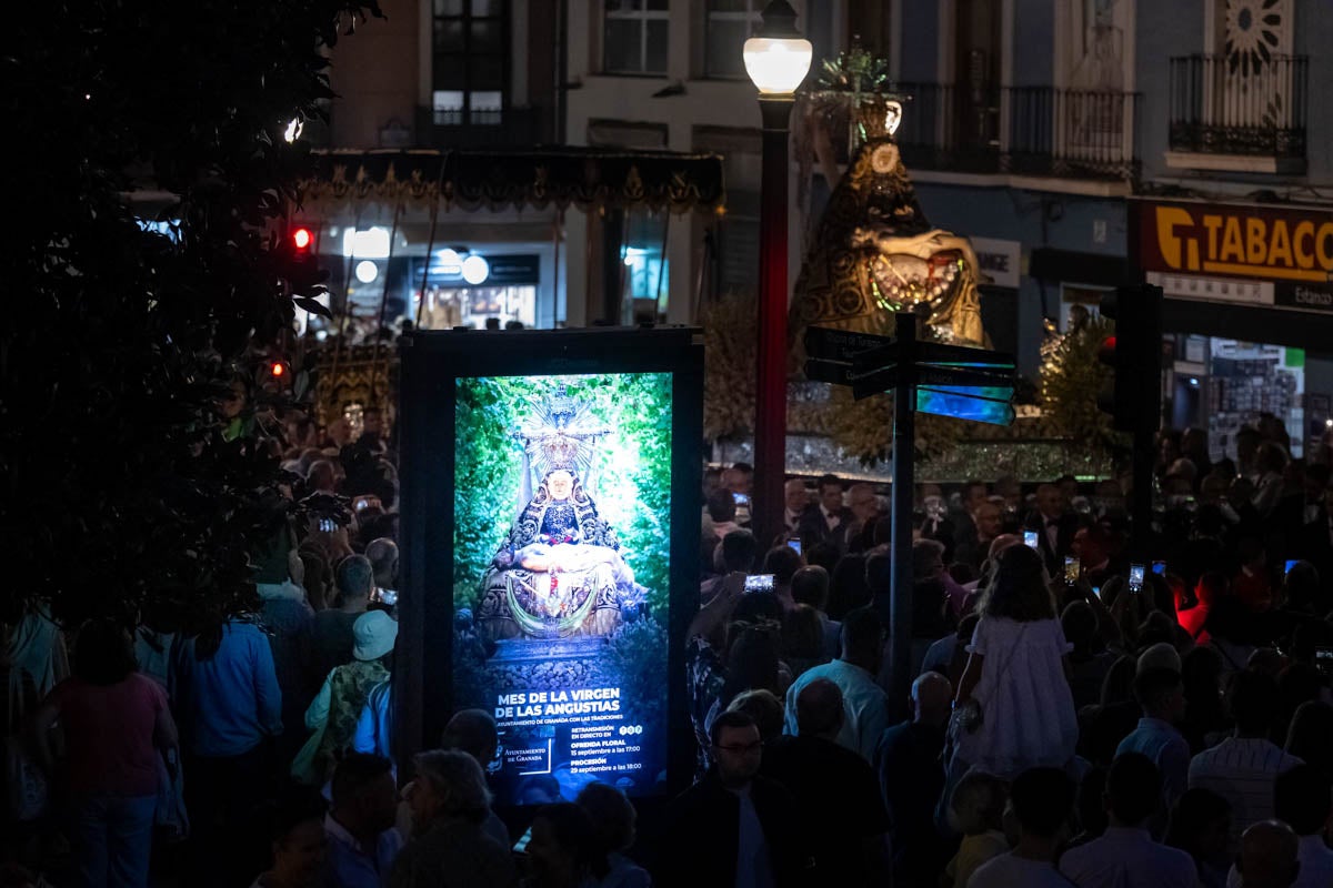 Las mejores imágenes de la procesión de las Virgen de las Angustias