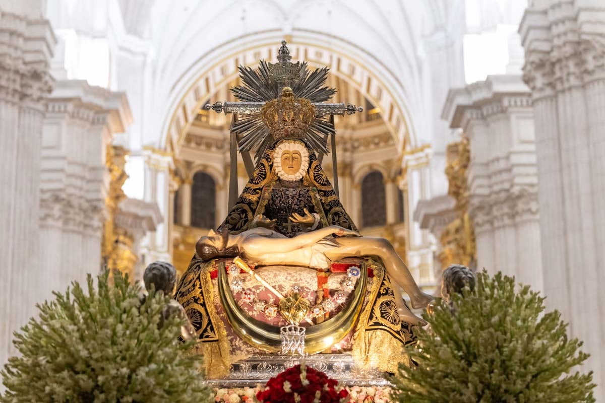 Las mejores imágenes de la procesión de las Virgen de las Angustias