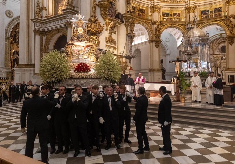 La Virgen de las Angustias en su entrada a la Catedral.