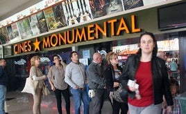 Fotografía de archivo de los Cines Monumental.