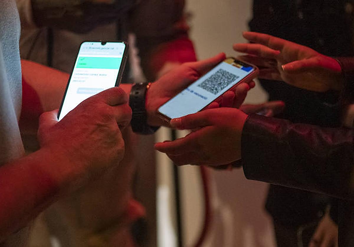 El aviso de la Policía por el escaneo de códigos QR en bares y restaurantes.