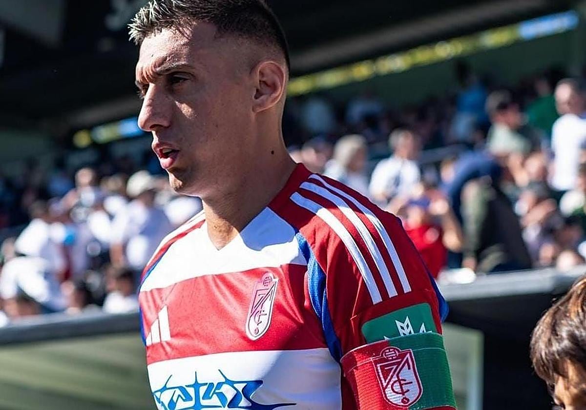 Myrto Uzuni salta al campo con el brazalete de capitán en El Plantío.