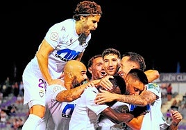 Los jugadores blancos celebran uno de los goles marcados ante el Poli Almería.