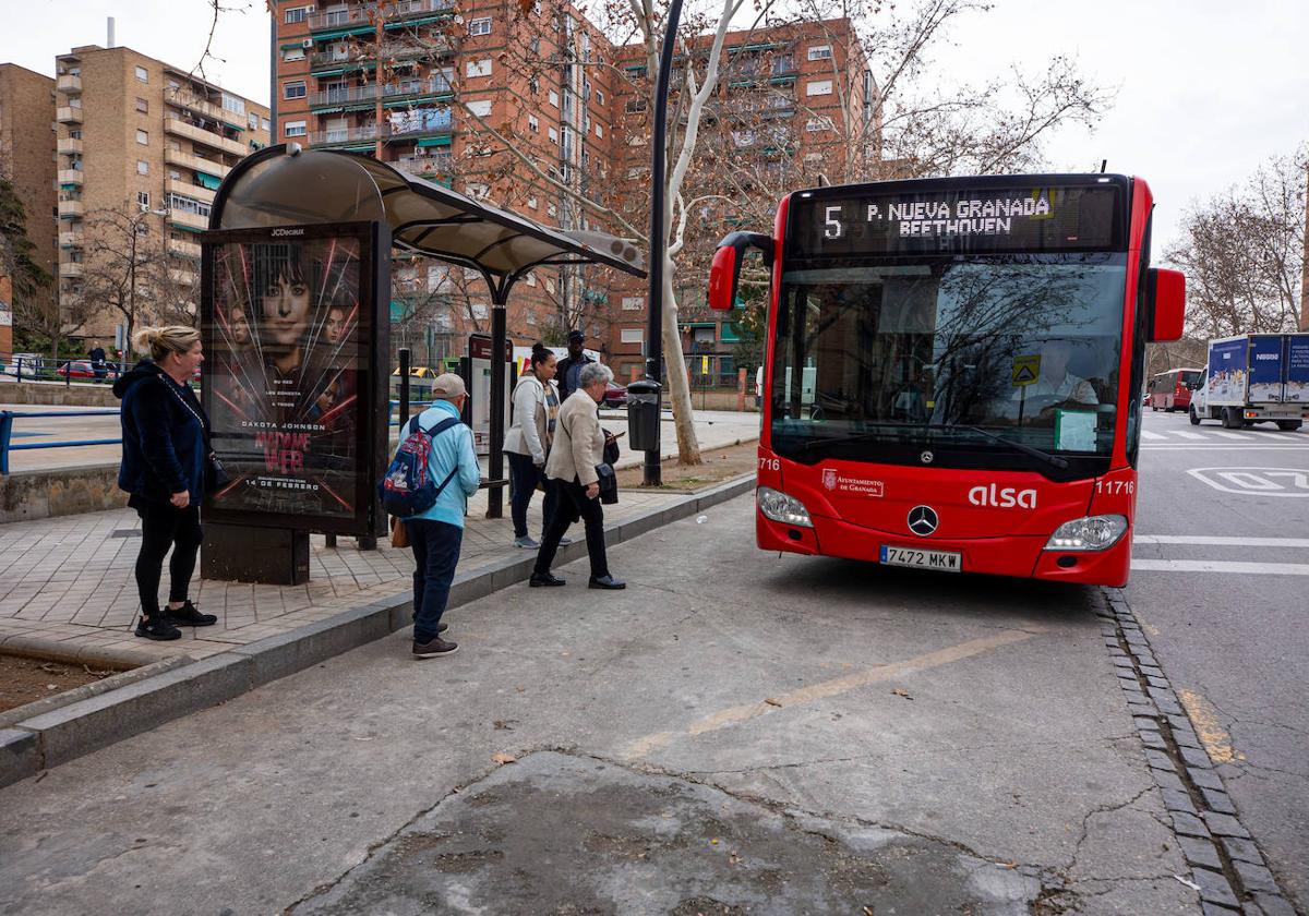 Usuarios esperan el bus en una parada de Norte.