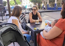 Varias clientas junto a sus bebés en la terraza de la cafetería.