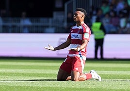 Loïc Williams se queja de rodillas durante el encuentro de la última jornada.