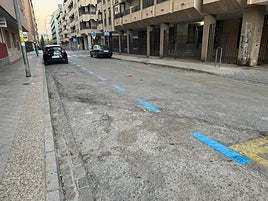 Una de las nuevas calles con zona azul, vacía.