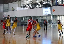 El balón va por el aire sin dueño en el test del Tenerife.