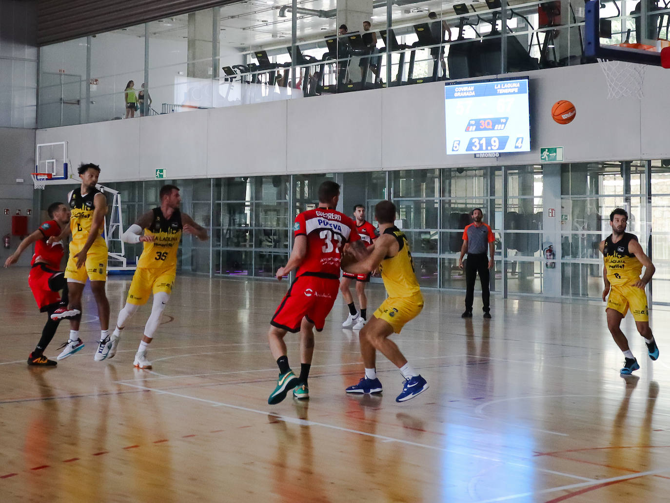 El balón va por el aire sin dueño en el test del Tenerife.