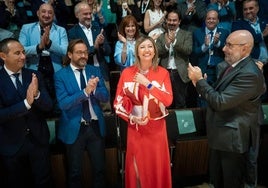 Victoria Eugenia Pineda recibe los aplausos de los asistentes al congreso, tras ser designada presidenta.