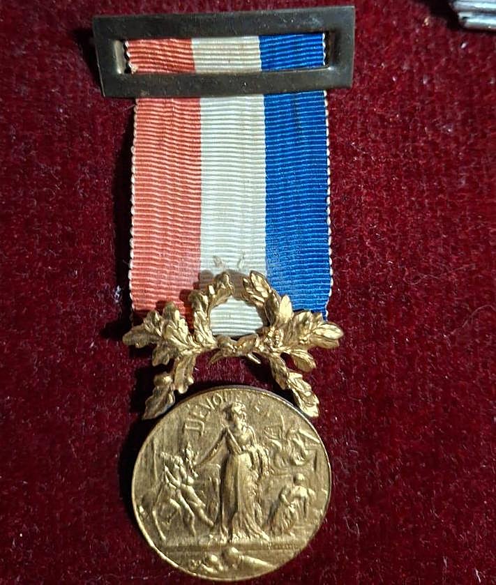 Imagen secundaria 2 - Entrega de medallas, diploma y detalle de medalla del comandante Federico Jiménez.