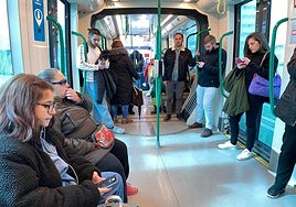 Usurarios en el metro de Granada