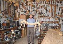 José Loreto Manrique, carpintero granadino, en su taller.