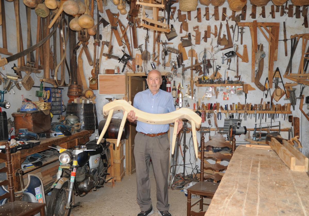 José Loreto Manrique, carpintero granadino, en su taller.