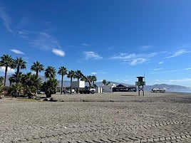 Camión en Playa Granada con motivo de las obras del espigón.