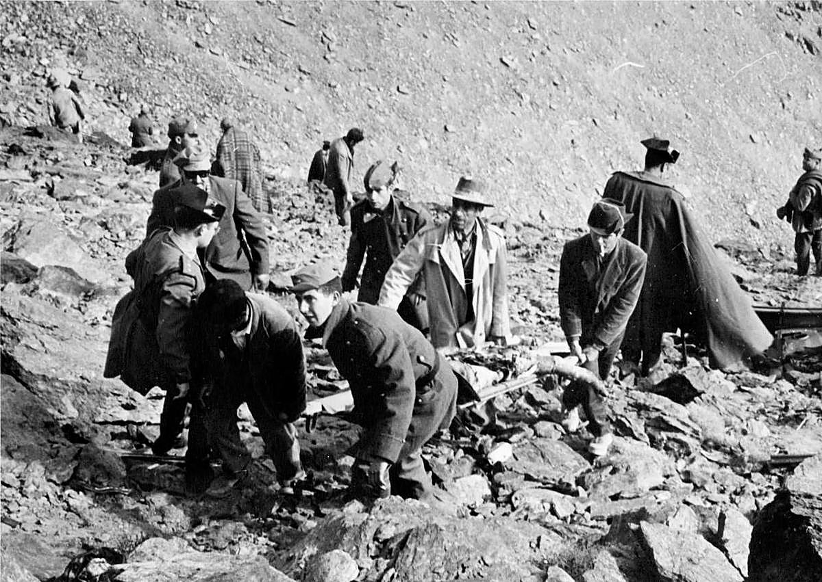 Imagen secundaria 1 - Rescate de los cadáveres y detalle del accidente.