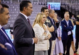 La alcaldesa Marifran Carazo, junto al presidente Fernández-Arenas y el entrenador Pablo Pin.