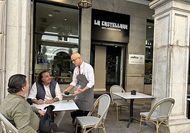 La terraza de La Castellana lucía desangelada ayer y prácticamente sin servicio de comidas