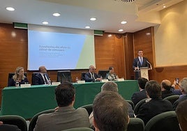 El consejero de Agricultura, Ramón Fernández-Pacheco, da los resultados del aforo.