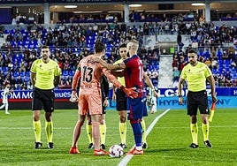 Muresan Muresan, en el centro, antes del partido entre Huesca y Córdoba.
