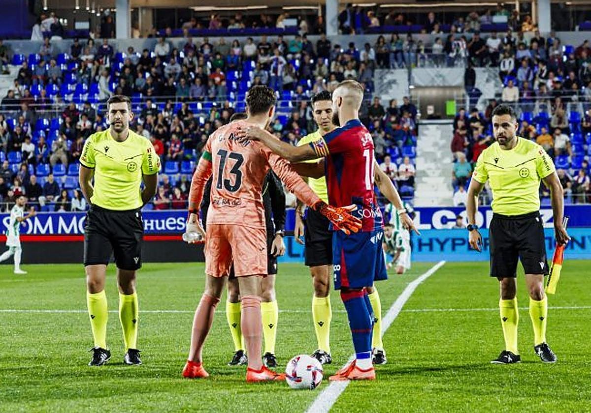 Muresan Muresan, en el centro, antes del partido entre Huesca y Córdoba.