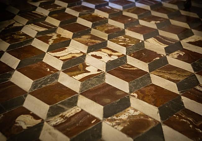 Suelo combado del antecamarín de la Inmaculada.