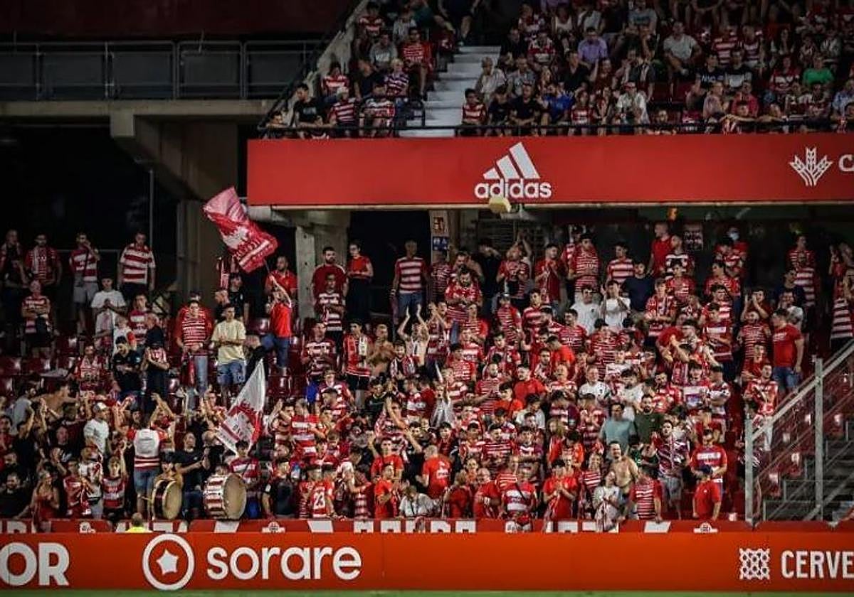 Integrantes de la extinta grada de animación 1931 en Los Cármenes.